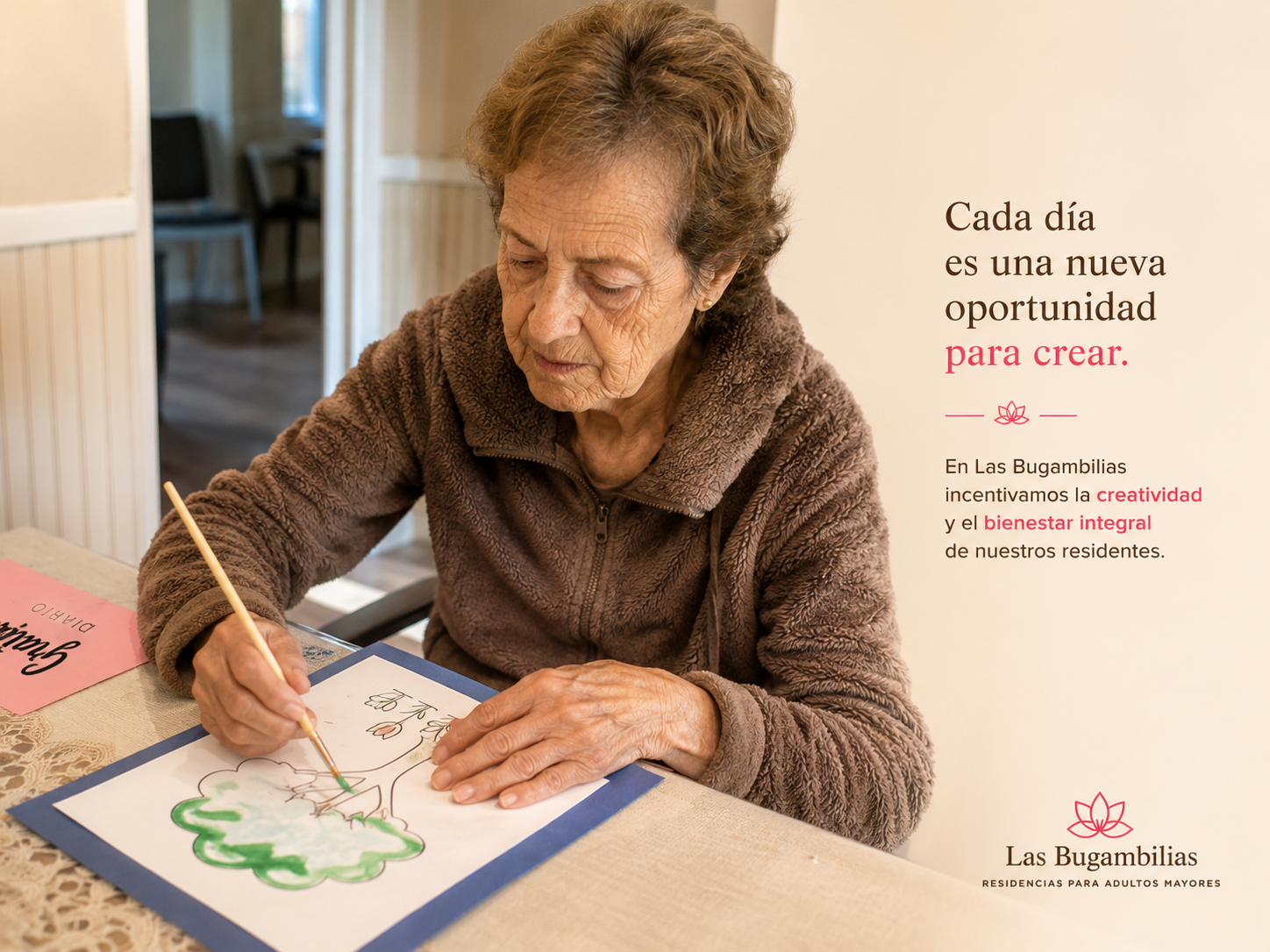 Residente pintando durante una actividad de estimulación