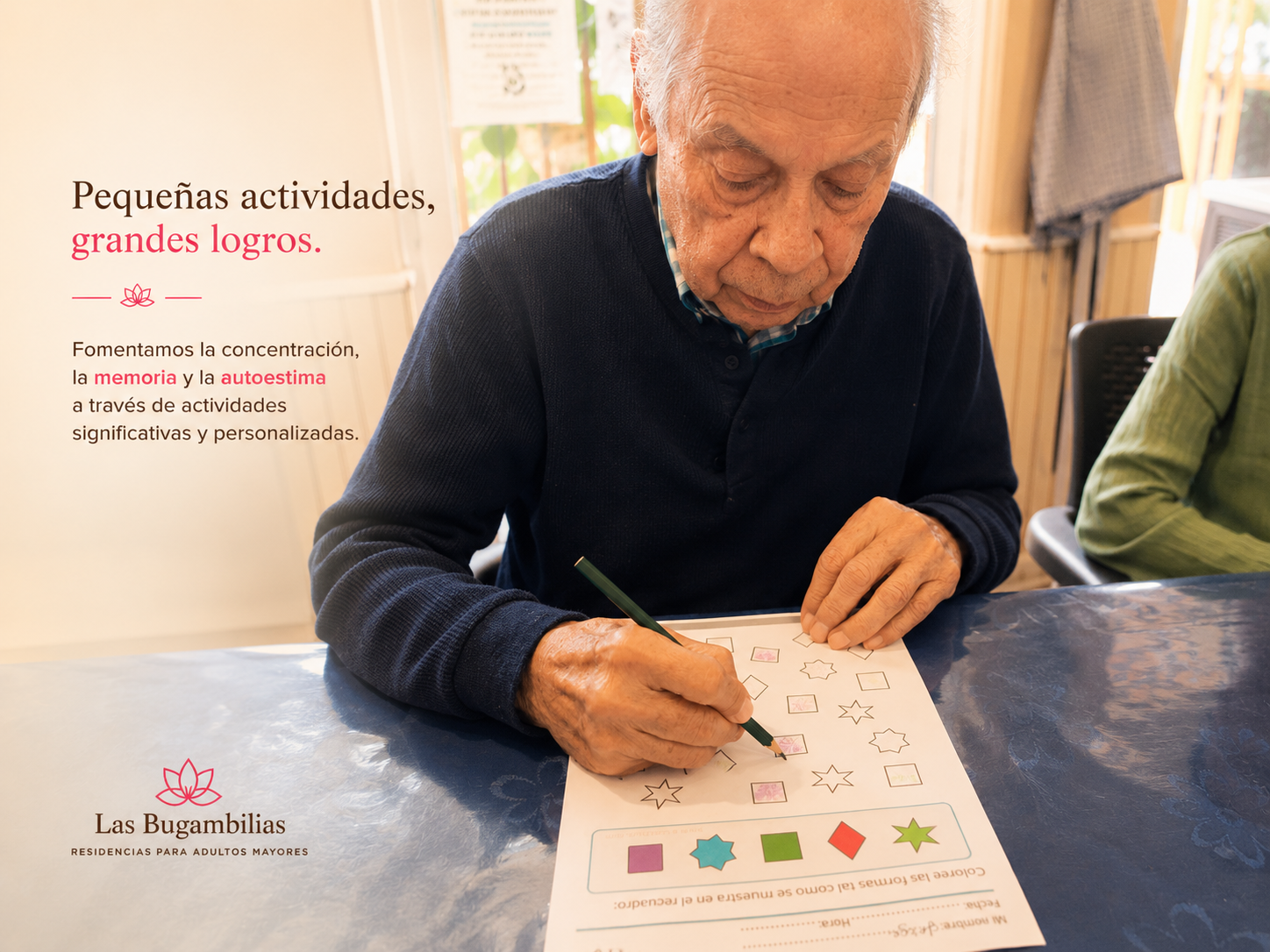 Residente participando en una actividad creativa