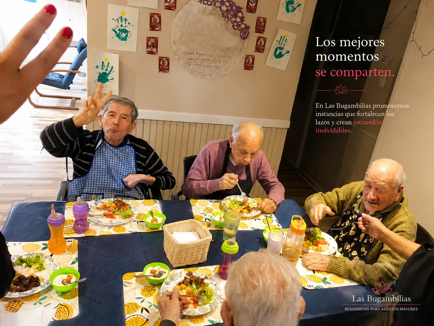 Residentes compartiendo una comida acompañada